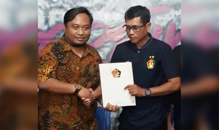 Manajer Persik Kediri Beny Kurniawan (berbaju batik) saat meresmikan pelatih baru Persik, Joko "Getuk" Susilo. foto: MUJI HARJITA/ BANGSAONLINE