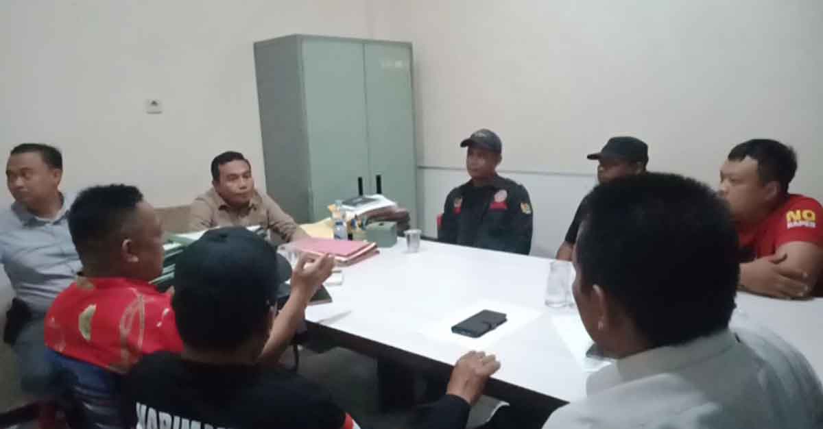 Perwakilan dari LSM Harimau saat mediasi di Mapolres Probolinggo.
