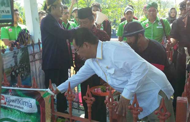 Anggota DPR RI Surya Alam bersama para buruh saat menaburkan bunga di makam Marsinah. foto: SYUHUD/ BANGSAONLINE