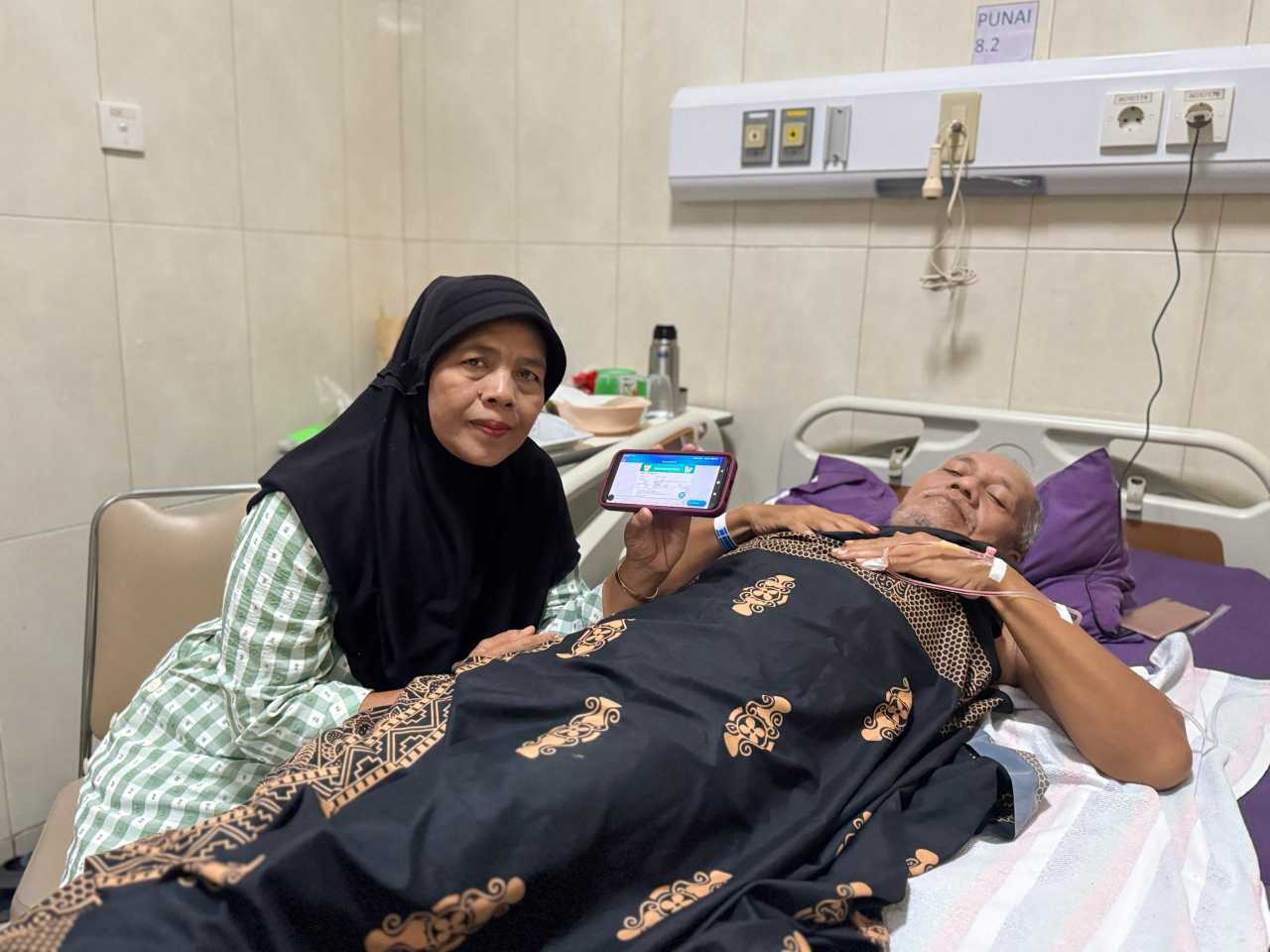 Suwito (berbaring) dan Indah Kumariyah, istrinya. (Ist). 
