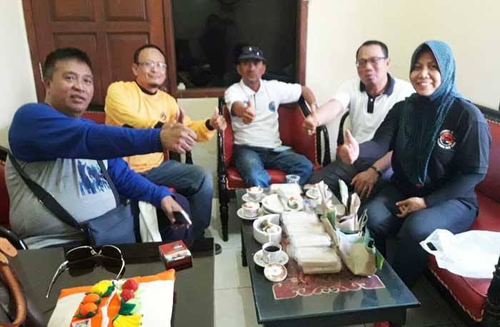 Ahmad Nurhamin bersama Ketua Demokrat Eddy Santoso, Ketua PDIP Siti Muafiyah, Ketua PAN Khamsun dan Ketua PPP Ahmad Nadir. foto: SYUHUD/ BANGSAONLINE