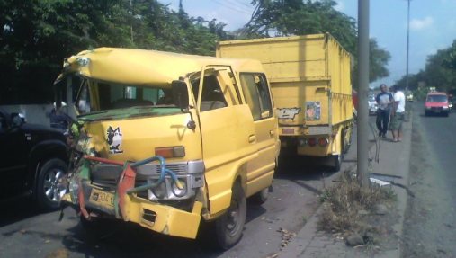 RINGSEK-Kondisi mobil Bison ringsek usai bertabrak setelah menerjang pembatas jalan di jalan Raya Bringinbendo Kecamatan Taman Sidoarjo, Kamis (15/5/2014). foto istimewa