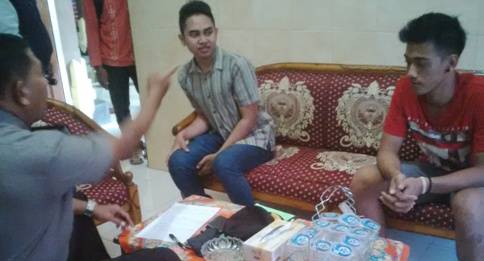DIDAMAIKAN. Kedua pacar Fifit mendapat pengarahan dari Kapolsek Kota. foto : haris/BangsaOnline.com