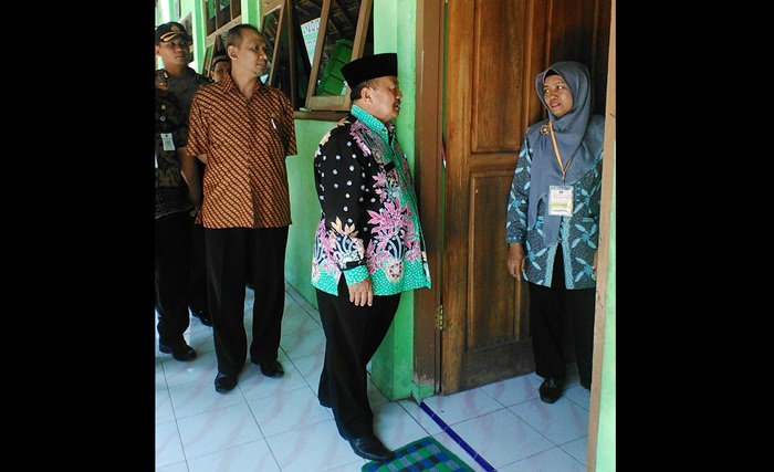 Bupati Madiun H Muhtarom, bersama tim monitoring Ujian Sekolah Berstandar Nasional (USBN) melakukan sidak ke beberapa sekolah SD/MI di Kabupaten Madiun yang sedang melaksanakan ujian