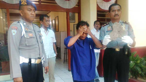Tersangka Vincen saat diamankan di Mapolsek Tambak Sari. foto: ekoyono/ BANGSAONLINE