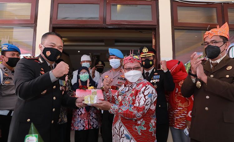 Bupati Situbondo Karna Suswandi saat memberi kejutan ke Kapolres Situbondo Ach. Imam Rifai. (foto: MURSIDI/ BANGSAONLINE)