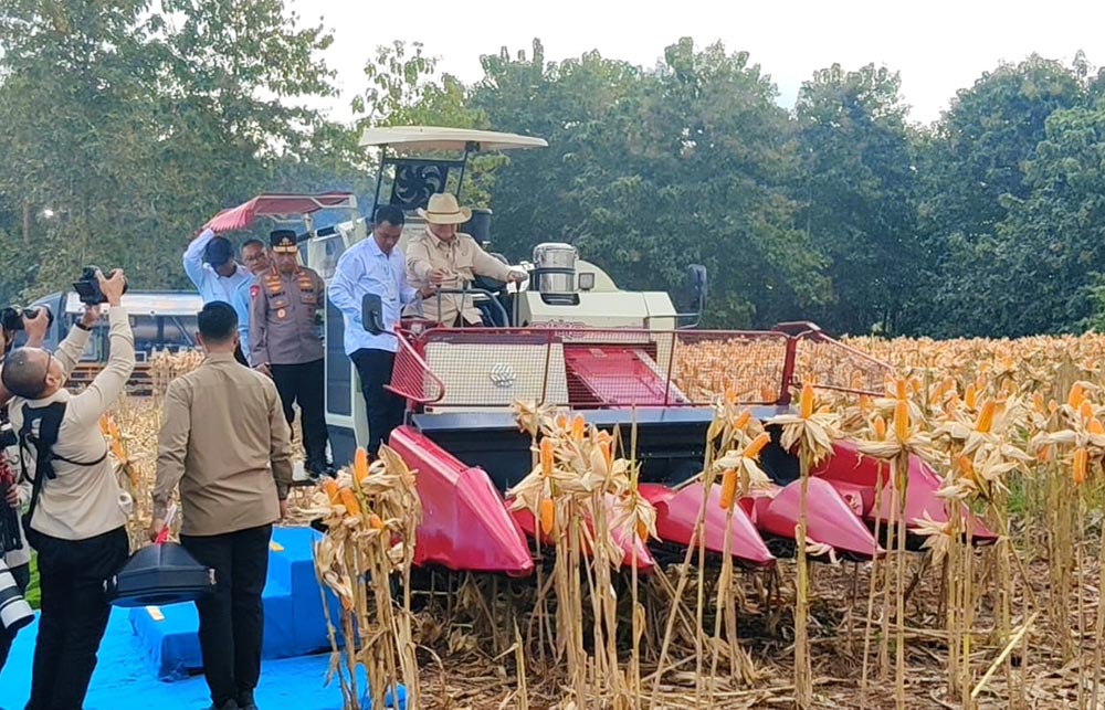 Presiden Republik Indonesia, Prabowo Subianto, saat mencoba mesin panen jagung dalam kunjungan di Tuban.