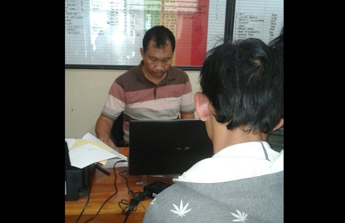 Pelaku saat dimintai keterangan oleh petugas Polresta Sidoarjo.