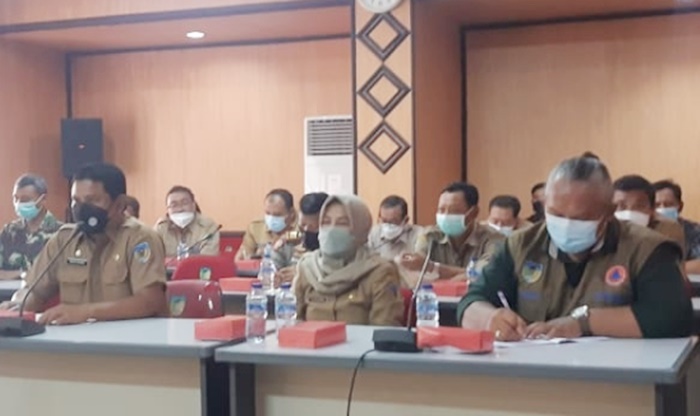Ketua FPRB Kabupaten Kediri, dr. Ari Purnomo Adi (kanan) saat mengikuti rapat koordinasi tanggap bencana Kabupaten Kediri di Ruang Grahadi, Pemkab Kediri, Senin (31/1). foto: ist.