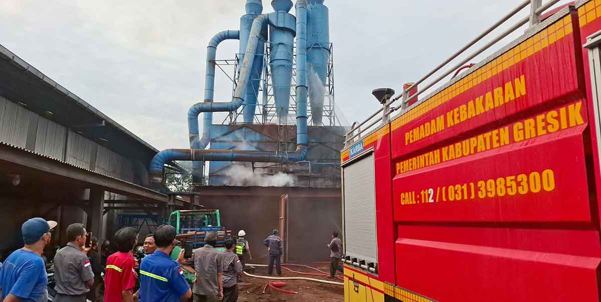 Petugas dari Damkar Gresik saat memadamkan kebakaran blower CV Kharisma Duta Utama. Foto: Ist