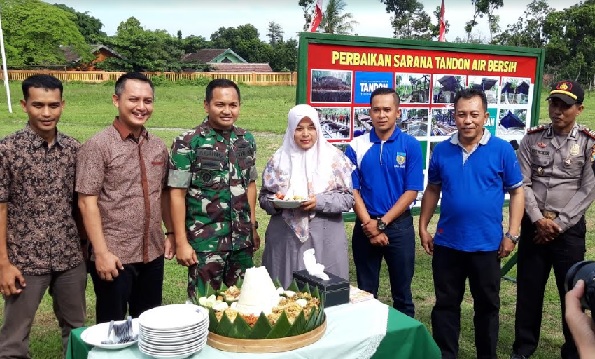 Wakil Manager PTPN XII Ngrangkah Pawon Tatang Setiawan (kiri ke kanan), Public Relation (PR) Manager PT Gudang Garam Tbk Iwhan Tri Cahyono, Dandim Kediri Letkol Kav. Dwi Agung, Kades Satak Linawati, Kades Puncu Hengki Dwi Setiawan. (foto: MUJI HARJITA/ HARIAN BANGSA).