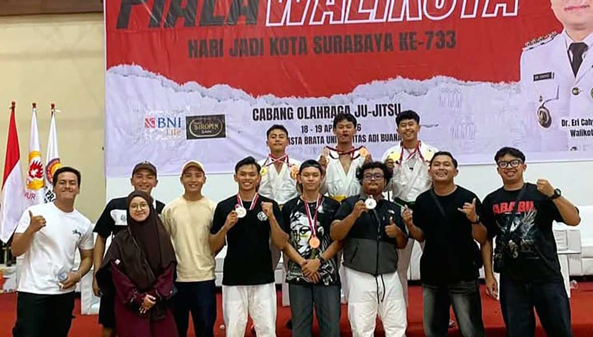 Kontingen jujitsu Kota Batu yang menorehkan prestasi di Piala Wali Kota Surabaya.

