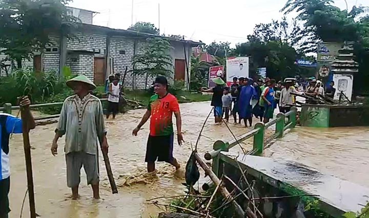 Diguyur Hujan Lebat Jalan Poros Kecamatan Palang Tuban Terendam Akses Warga Tersendat 7517