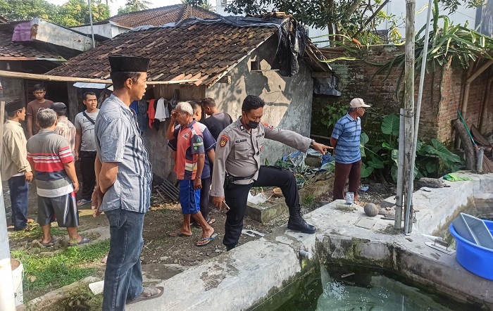 Polisi saat melakukan olah TKP.