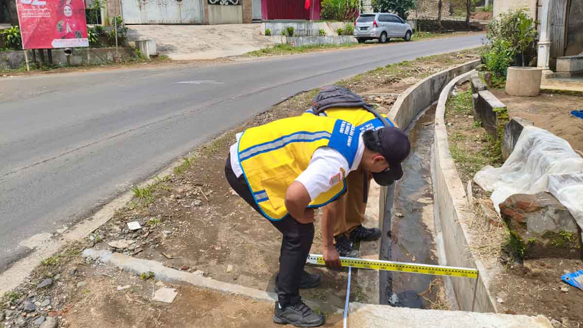 Pembangunan drainase di ruas Jalan Raya Codo–Garotan, Kecamatan Wajak, Kabupaten Malang. 