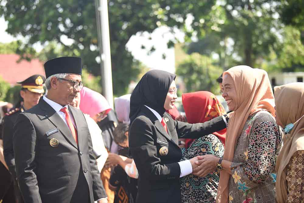 Wali Kota Kediri, Vinanda Prameswati, didampingi Wakil Wali Kota Kediri, Gus Qowim, saat menyalami salah satu peserta upacara. (Ist)