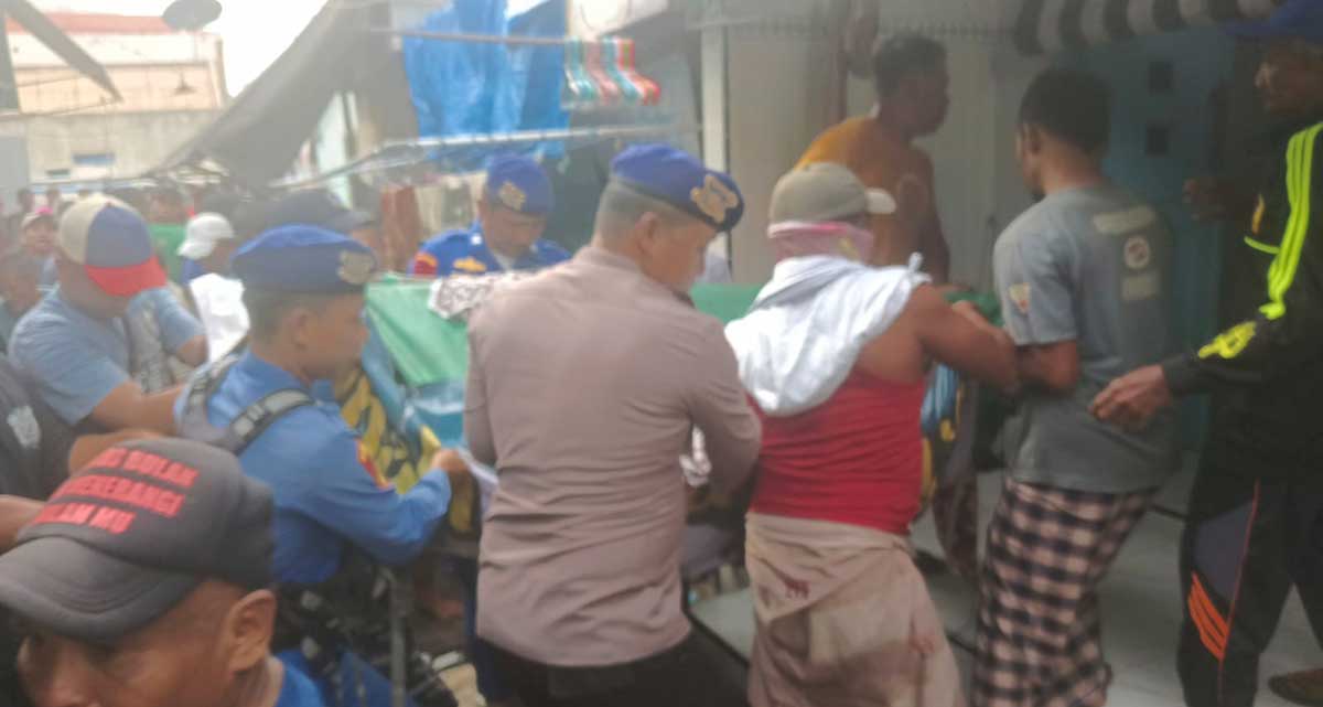 Korban saat dievakuasi petugas bersama warga. Foto: Ist