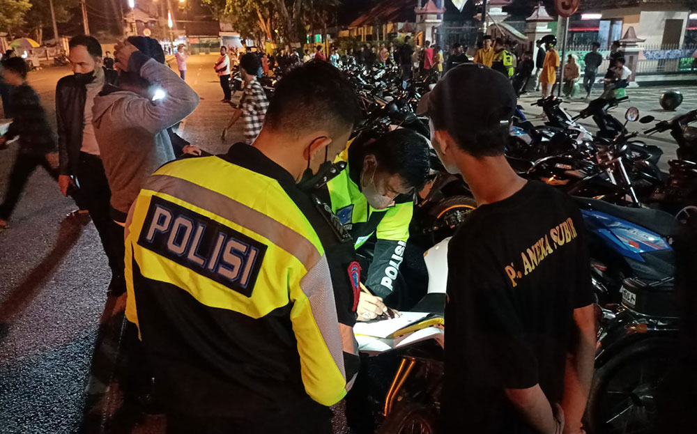 Satlantas Polres Pamekasan saat melakukan razia balap liar di depan Kantor Bupati Pamekasan. 