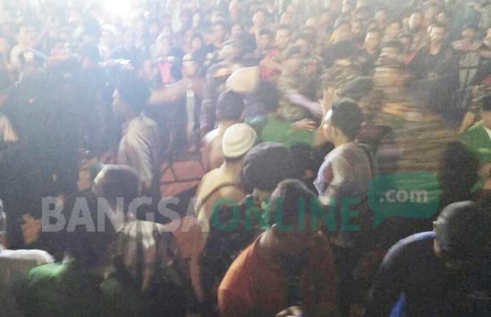 Kericuhan antara Banser dan Brimob saat konser Wali Band. foto: GUNAWAN/ BANGSAONLINE