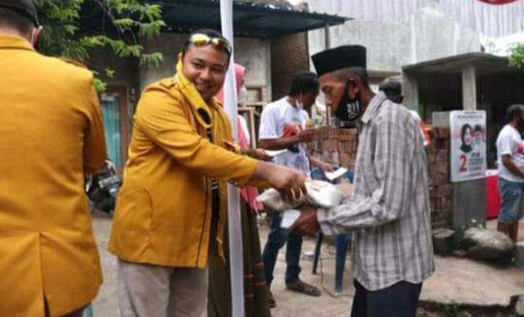 Foto bagi-bagi beras yang viral di media sosial di masa kampanye Pilkada Banyuwangi. (foto: ist)