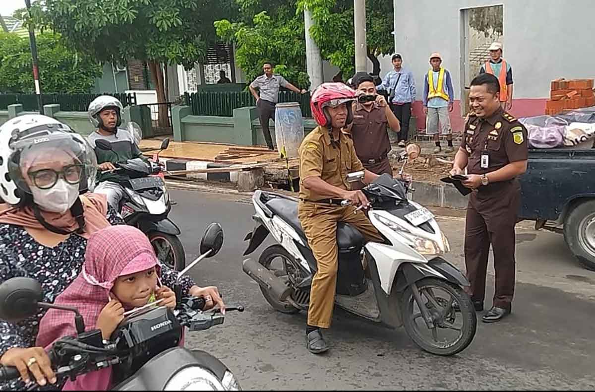 Pengendara saat menerima stiker dari jajaran Kejari Tuban.
