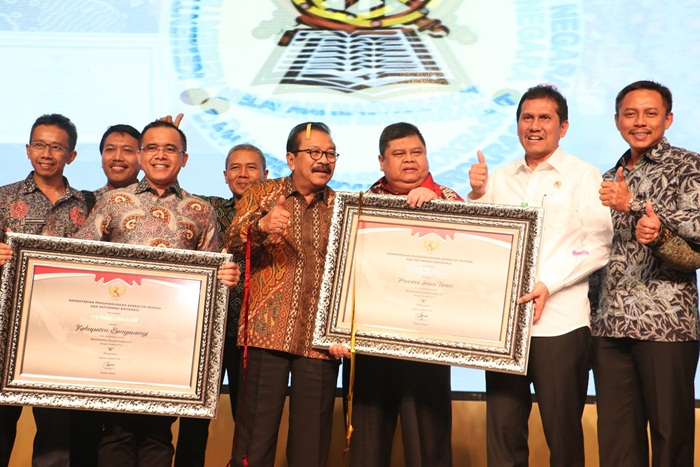 Gubernur Jatim Soekarwo bersama Bupati Banyuwangi Abdullah Azwar Anas menjadi satu-satunya provinsi dan kabupaten di Wilayah II peraih SAKIP A.
