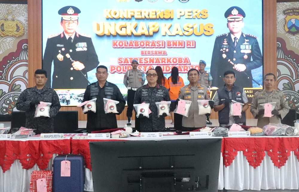 Konferensi pers ungkap kasus upaya penyelundupan 8,2 kilogram sabu oleh Polresta Sidoarjo dan BNNP Jatim.