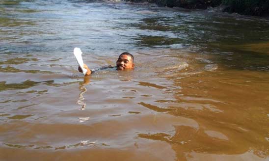 Inilah aksi nekat seorang pria saat berenang menghampiri perahu karet jenis LCR yang ditumpangi Gubernur DKI Jakarta Basuki Tjahaja Purnama untuk menyerahkan sepucuk undangan di Sungai Ciliwung, 18 Mei 2016. TEMPO