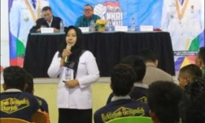 Ketua Karang Taruna Kabupaten Probolinggo, Yunita Nur Laili saat menyampaikan paparan dalam dialog interaktif yang digelar Bakesbangpol.