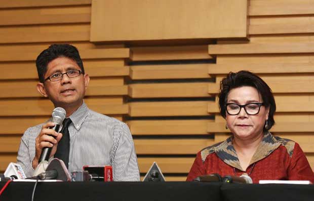 Laode M Syarif (kiri) saat memberika keterangan pers di KPK.