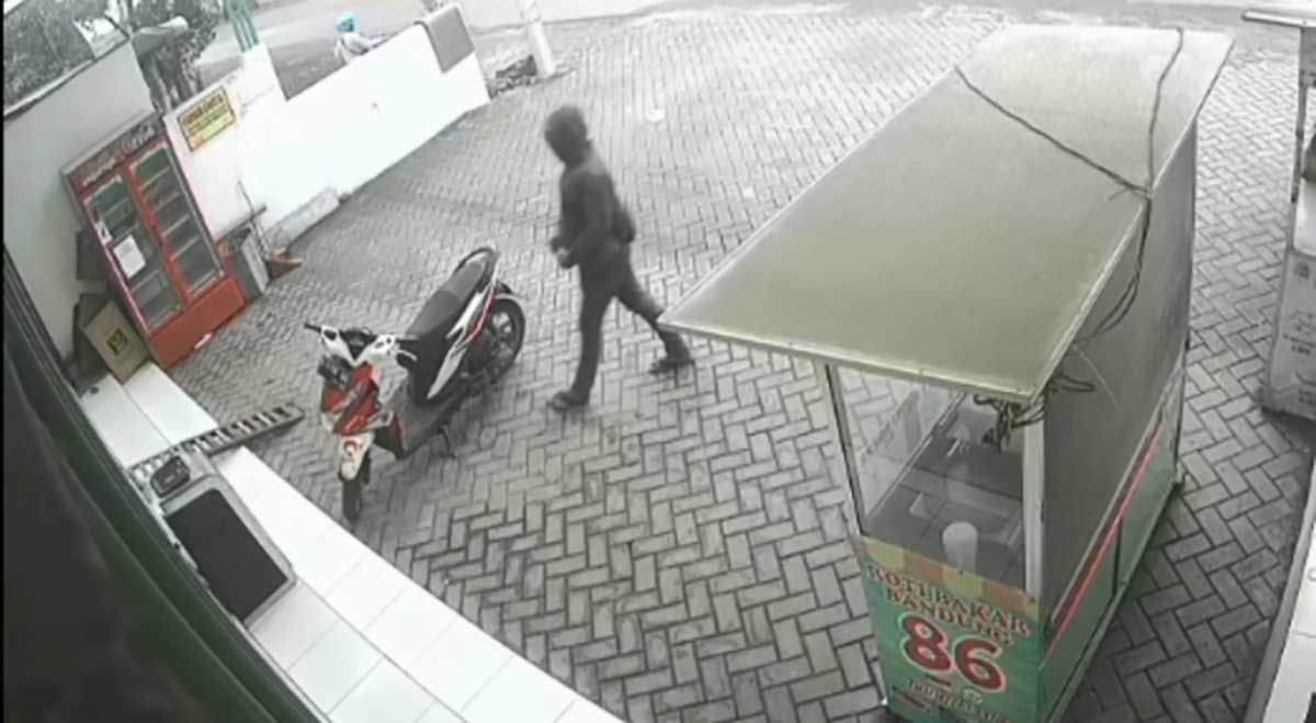 Rekaman CCTV curanmor di Pasuruan.