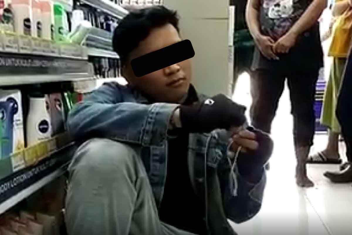 Pelaku bernama Syaifuddin (26) asal Pandegiling, Surabaya saat tertangkap mencuri susu formula di minimarket Surabaya, Senin (6/3/2023)