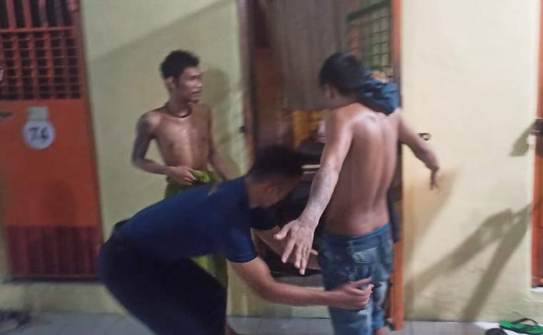 Geledah Kamar Hunian WBP, Petugas Lapas Kelas II A Pamekasan Temukan HP dan Charger