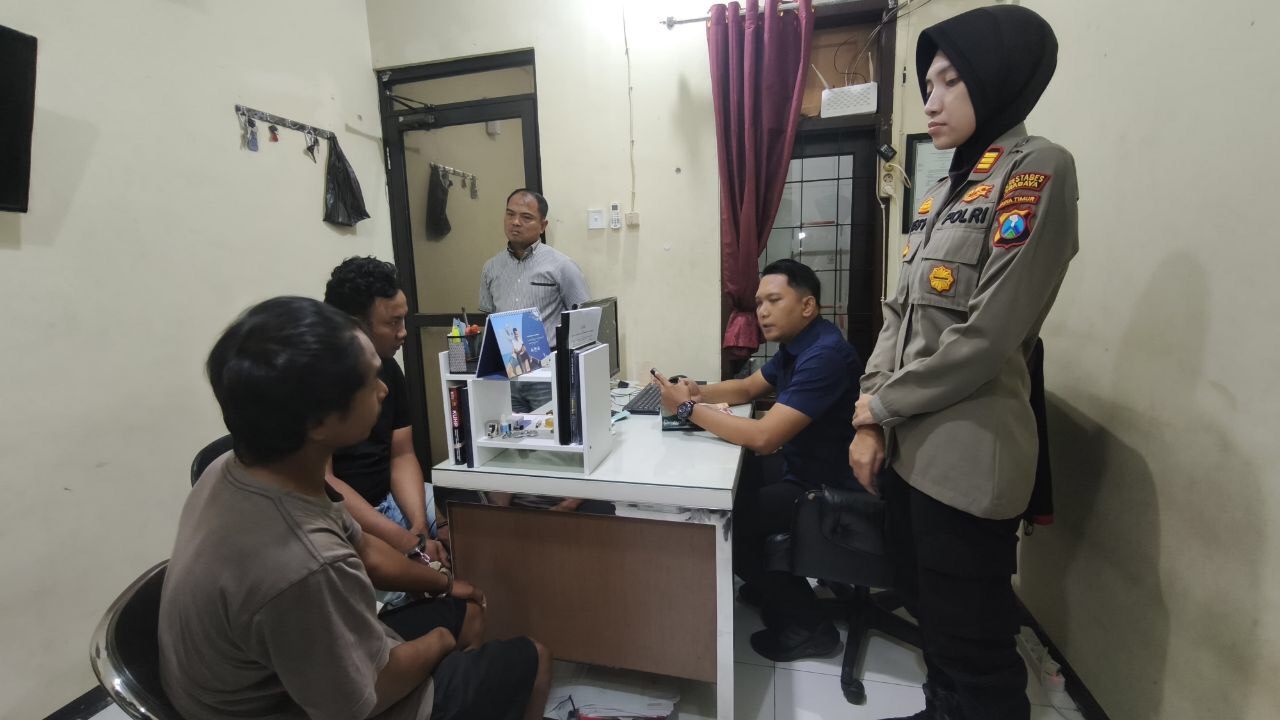 Kedua pelaku saat diperiksa di Polsek Mulyorejo