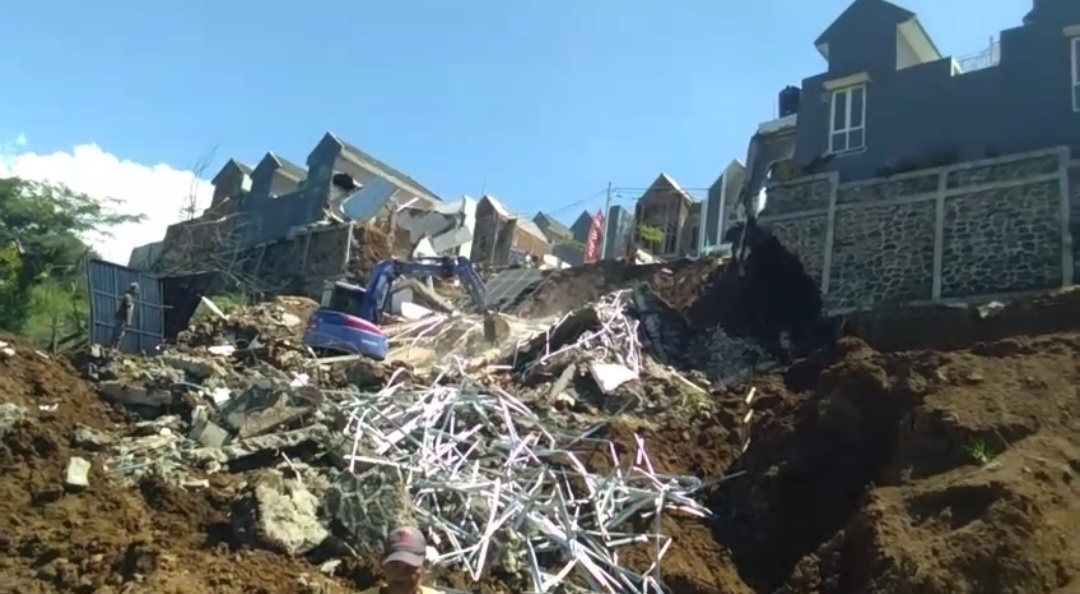 Rata dengan tanah, beginilah kondisi salah satu bangunan Begawan Villa usai tragedi longsor yang terjadi pada Sabtu (26/4/2025) lalu.