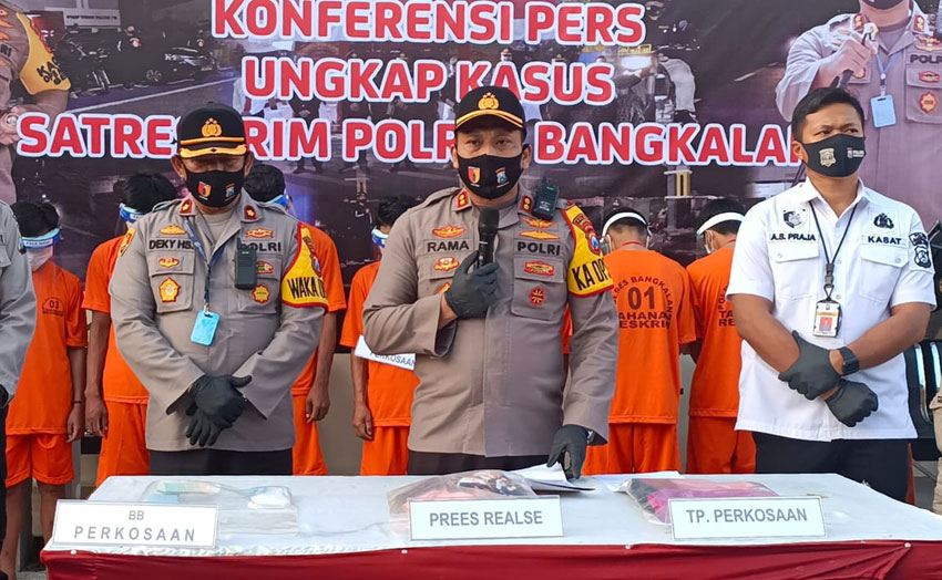 Kapolres AKBP Rama Samtama Putra didampingi Wakapolres Kompol Diky Hermansyah dan Kasatreskrim AKP Agus Sobarnapraja saat merilis 8 tersangka pemerkosaan janda muda, Rabu (8/7).