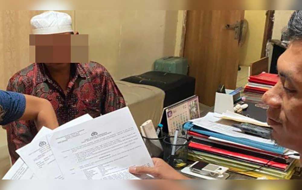 Tersangka saat dimintai keterangan di Mapolres Pamekasan.