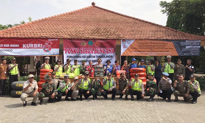 SIAP: Forkopimka Tanggulangin berpose usai Apel Bersama Siaga Bencana di Kantor Kecamatan setempat, Kamis (16/1). foto: ist