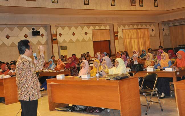 Wabup, Moh.Qosim saat membekali PNS. foto: syuhud/ BANGSAONLINE