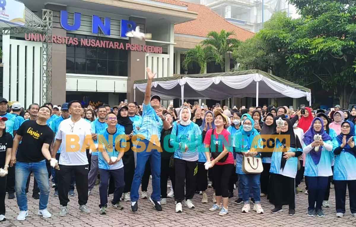 Rektor UNP Kediri, Zainal Afandi, dan jajaran, saat melepas burung merpati ke udara. Foto: MUJI HARJITA/BANGSAONLINE