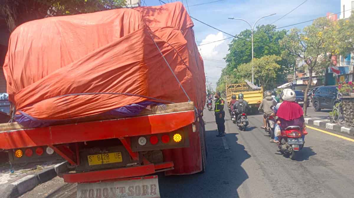 Petugas Satlantas Polres Gresik saat menindak truk besar yang melanggar jam operasional. Foto: Ist