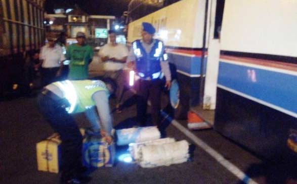 Petugas Polsek KP Tanjungwangi menyita puluhan liter arak Bali dari bagasi bus Indonesia Abadi, Kamis (22/9) pagi.