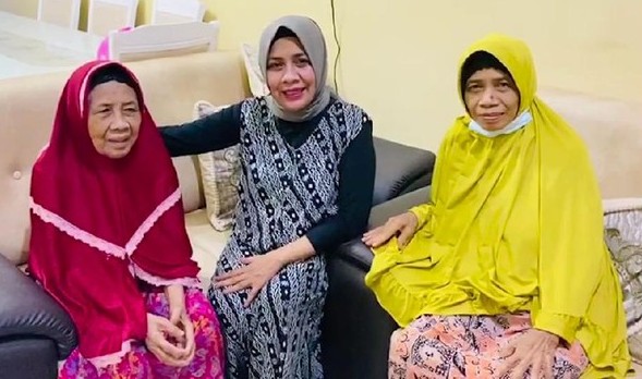 Siti Khotijah (berbaju merah, paling kiri), ibunda Menko Polhukam Mahfud MD bersama Siti Marwiyah (tengah), adik kandung Mahfud MD. foto: tangkapan layar video 