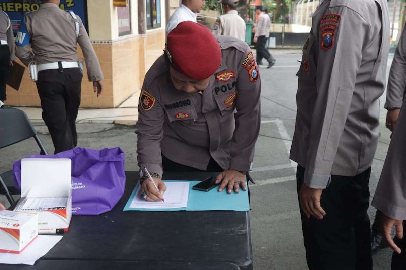 Personel unit Jatanras Satreskim Polres Sampang saat menjalani tes urine. (dok. Ist)