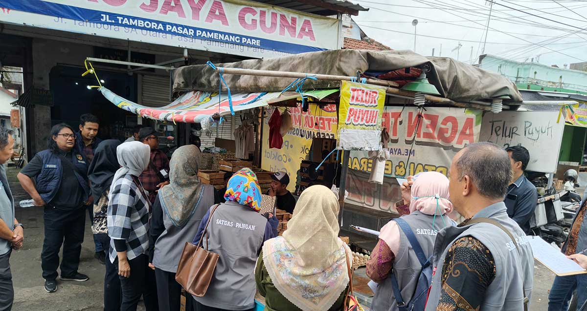 Petugas gabungan saat sidak pusat perdagangan di Kecamatan Pare, Kabupaten Kediri. Foto: Ist