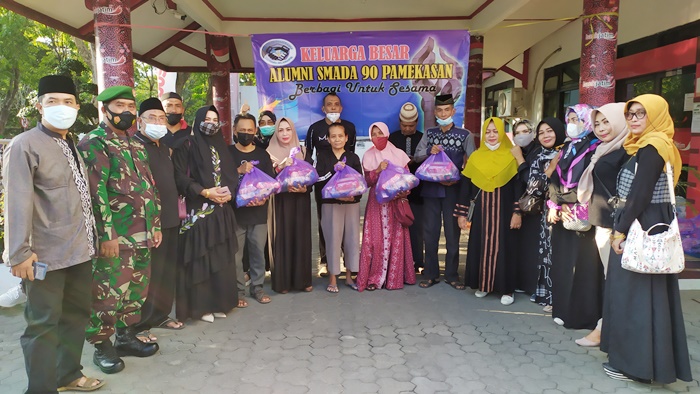 Alumni Smada 90 Pamekasan Bagikan Ratusan Sembako kepada Kaum Duafa