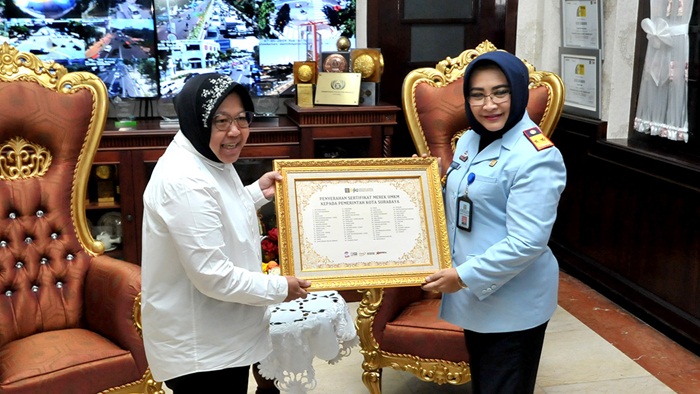 Wali Kota Risma saat menerima penghargaan khusus dari Kepala Kantor Wilayah Kemenkumham Jawa Timur Susy Susilawati. foto: ist