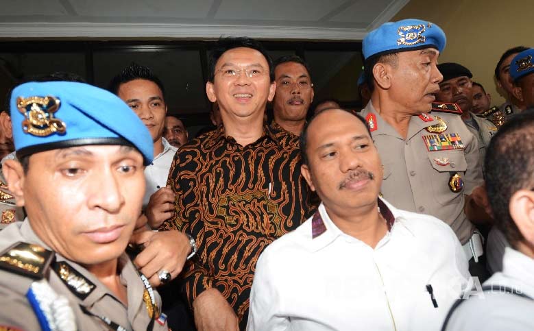 Gubernur DKI Jakarta non-aktif, Basuki Tjahaja Purnama (Ahok) tersenyum saat keluar dari Gedung Rupatama Mabes Polri, Jakarta, Senin (7/11).