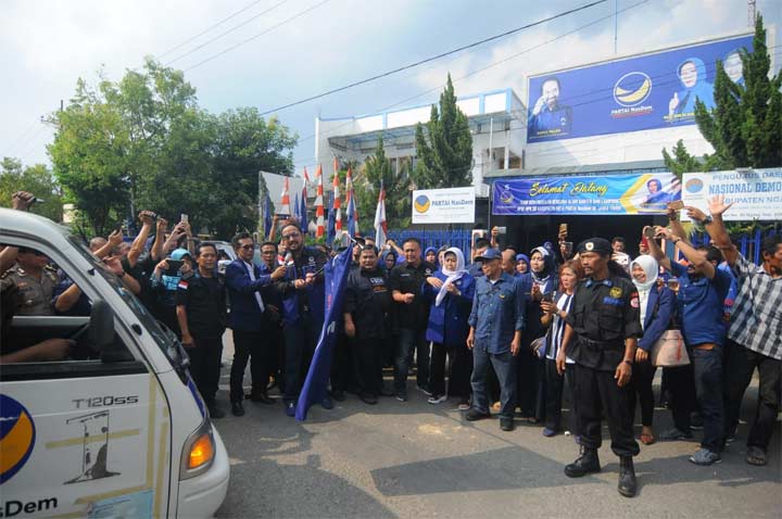 Ketua Bappilu DPW Partai NasDem, Ipong Muchlissoni Jatim melepas bantuan sembako untuk korban tsunami di Banten dan Lampung. foto: ist
