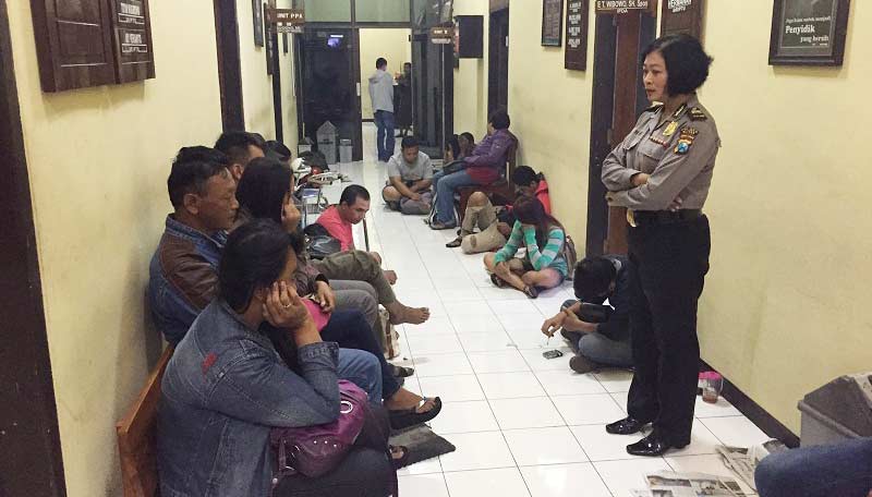 BUKAN SUAMI ISTRI: 21 pasangan mesum yang diamankan aparat Polres Blitar diberi pengarahan oleh Iptu Polwan Nanik di Ruang Reskrim Unit PPA. foto: tri susanto/ BANGSAONLINE